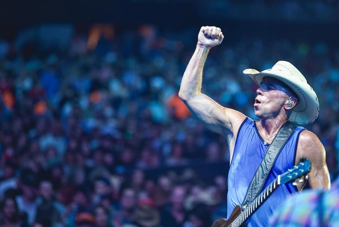 Kenny Chesney raising his fist to the crowd